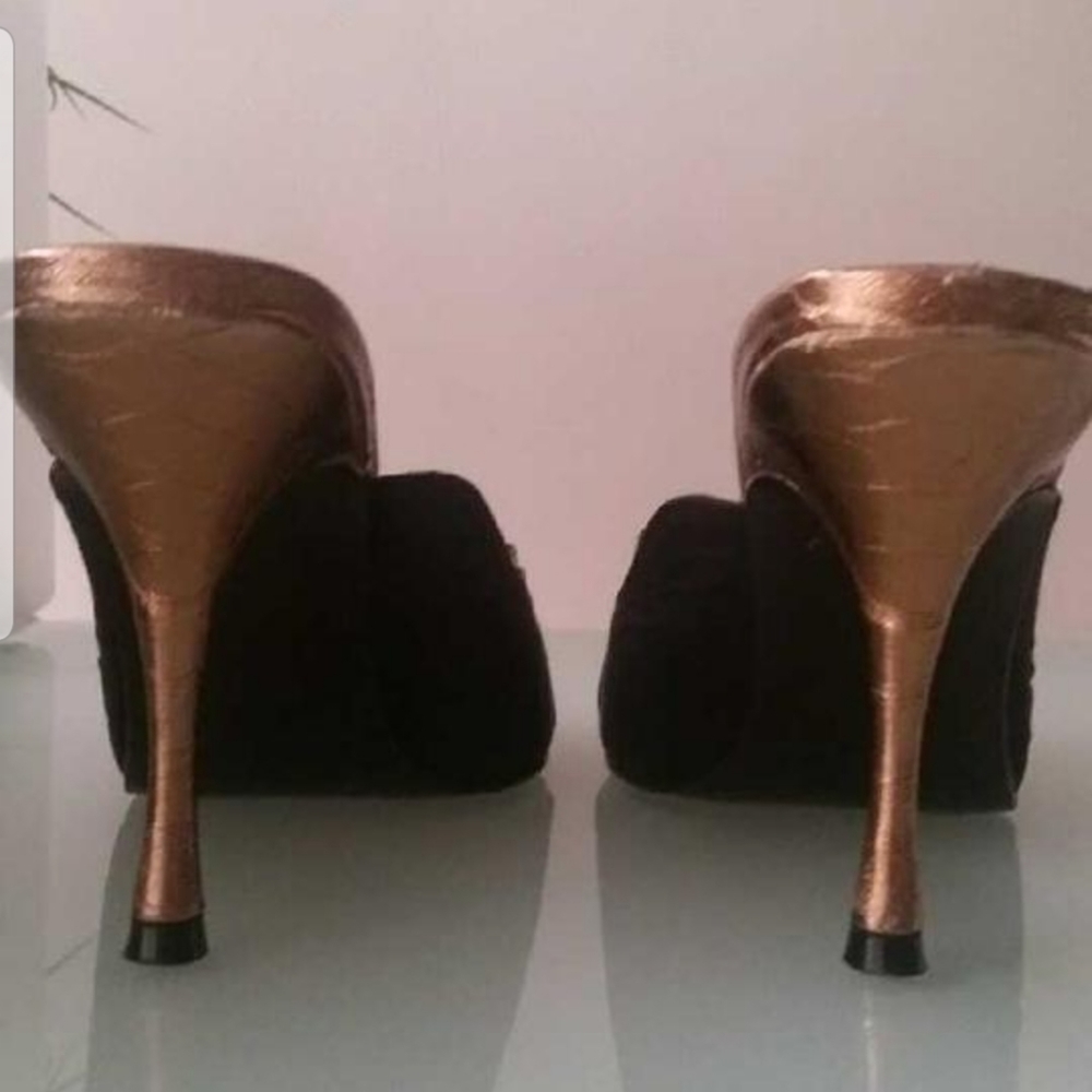 Beverly Johnson Gold And Black Sliders - image 2